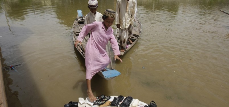 Rombongan anak hendak shalat di masjid yang dikeliling banjir Kamboja.