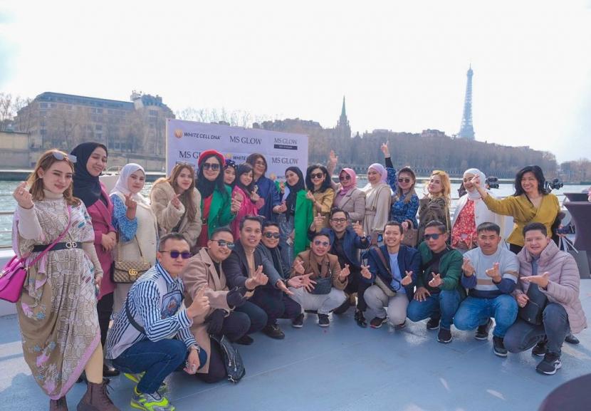Rombongan artis Indonesia menyewa Bateaux Mouches, kapal pesiar paling bersejarah dan terkenal di Paris.