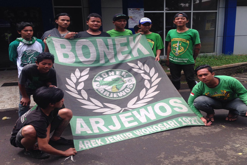 Rombongan Bonek mulai berdatangan di Kota Bandung, Jumat (6/1). Kedatangan mereka untuk mengawal Kongres PSSI yang akan digelar 8 Januari mendatang.               