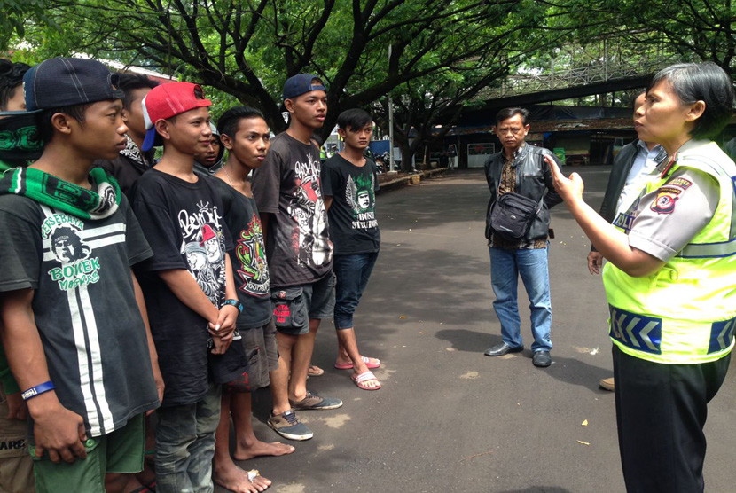 Rombongan Bonek mulai berdatangan di Kota Bandung, Jumat (6/1). Kedatangan mereka untuk mengawal Kongres PSSI yang akan digelar 8 Januari mendatang.               