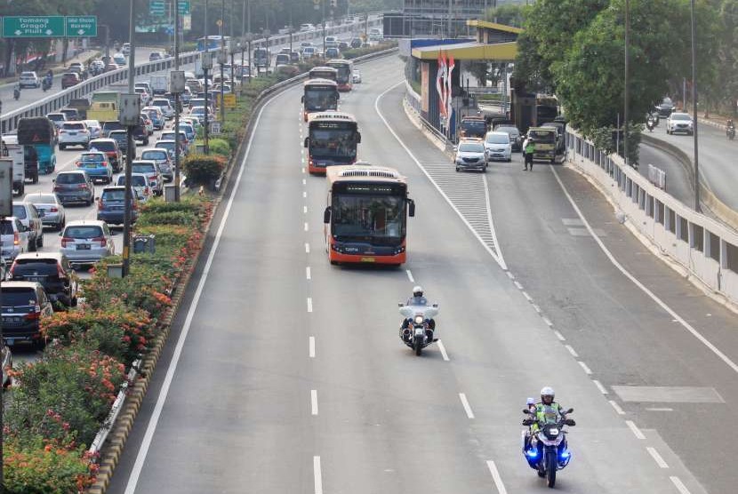 Rombongan bus atlet Asian Games 2018 melintasi Tol Dalam Kota saat simulasi penutupan pintu tol di Jalan Gatot Subroto, Jakarta, Sabtu (4/8).