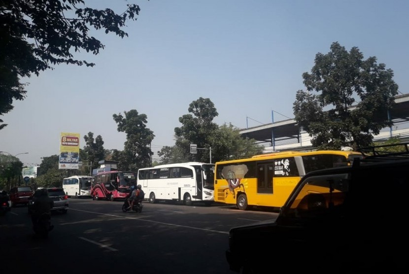 Rombongan bus supporter Persib, Viking Persib Club, ratusan Bobotoh berkumpul untuk berangkat menuju Surabaya di Stadion Sidolig, Bandung pada Rabu (25/7). 