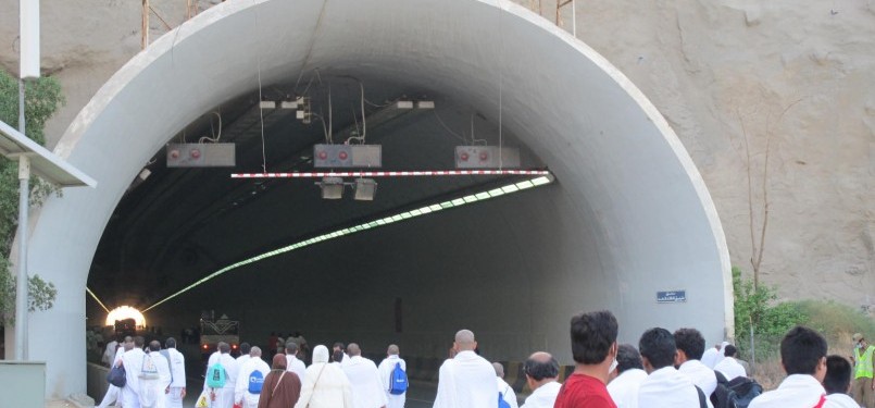 Rombongan calon jamaah haji dengan mengenakan ihram usai sholat subuh memasuki salah satu terowongan yang menuju kawasan Mina, Jumat (4/10). (Republika/Muhammad Subarkah)