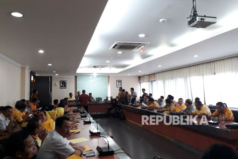 Rombongan Dewan Pimpinan Daerah Tingkat satu atau provinsi Partai Golkar mendatangi Kantor Dewan Pimpinan Pusat Partai Golkar, Slipi, Jakarta pada Rabu (6/12).