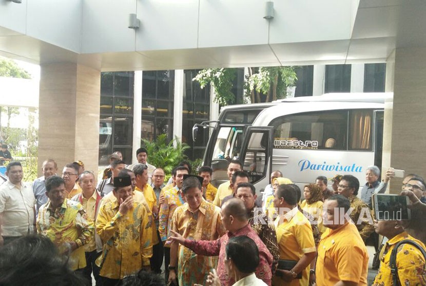 Rombongan Dewan Pimpinan Daerah Tingkat satu atau provinsi Partai Golkar mendatangi Kantor Dewan Pimpinan Pusat Partai Golkar, Slipi, Jakarta pada Rabu (6/12).