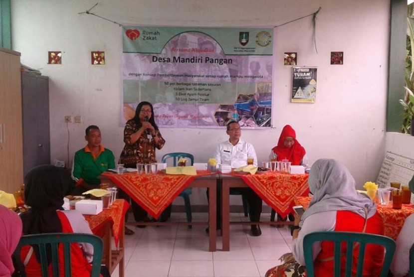 Rombongan Dinas Pertanian Provinsi Jawa Tengah menyambangi para warga di Kampung Sayuran binaan Rumah Zakat dan Cita Sehat di Mojosongo Kota Solo Rabu (7/12). 