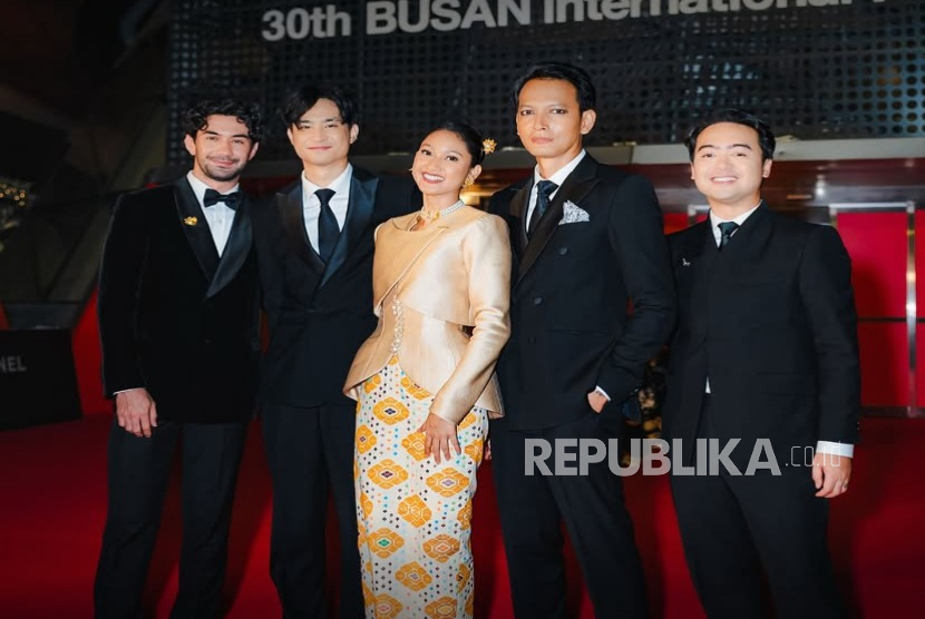 Rombongan Film Pangku di Busan International Film Festival (BIFF) 2025, termasuk Fedi Nuril (kedua dari kanan).