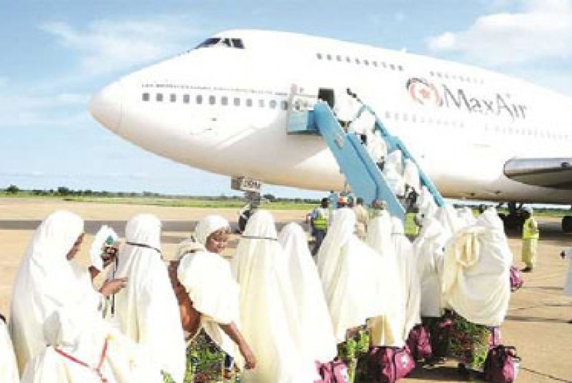 Rombongan haji Nigeria bersiap masuk pesawat.