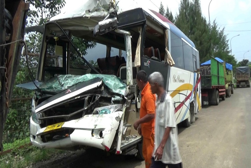 Rombongan ibu-ibu PKK Kota Bandung, mengalami kecelakaan di Tol Cipularang, Selasa (30/4). Saat ini, tercatat ada 11 korban yang mengalami luka-luka dan dievakuasi ke RSU MH Thamrin Purwakarta.