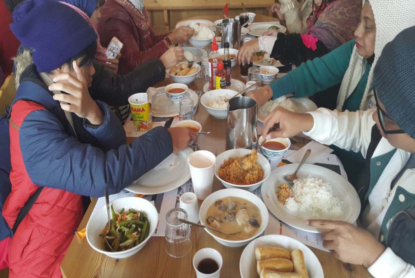 Rombongan  Indonesian Islamic Travel Communication Forum (IITCF)  menikmati makan siang dengan menu halal di Panorama Restaurant di Gunung Titlis, Swiss, Sabtu (6/8/2016).