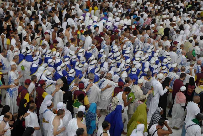 Rombongan jamaah haji asal Turki thawaf secara berkelompok membentuk barikade selepas Shalat Isya di Masjidil Haram, Makkah, Arab Saudi, Senin (29/9).(Republika/Zaky Alhamzah)