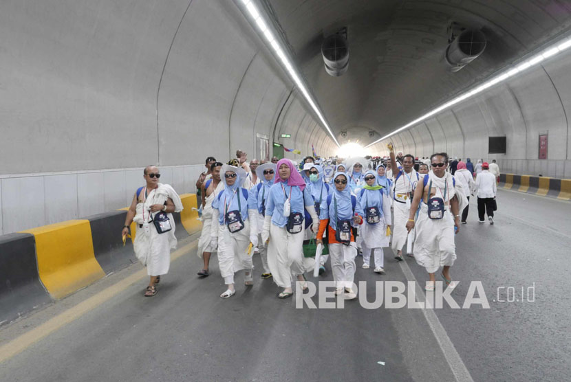  Rombongan jamaah haji Indonesia  melintasi terowongan King Fahd di Shisha, Makkah.untuk melontar jumrah di Mina. (Republika/ Amin Madani)