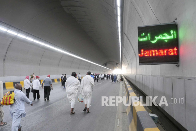 Rombongan jamaah haji Indonesia berjalan kaki menuju Jamarat, melintasi terowongan King Fahd di Shisha, Makkah untuk melontar jumrah di Mina. Sebagian Jamaah Haji Pilih Pulang ke Pemondokan Saat Lontar Jumrah