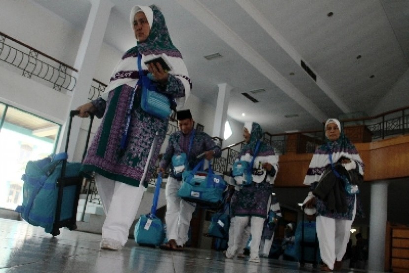 Rombongan jamaah haji Indonesia meninggalkan asrama bersiap menuju bandara. 