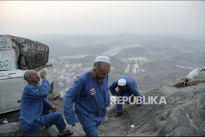 Rombongan jamaah haji asal Tajikistan menikmati pemandangan Mekkah di ketinggian Jabal Nur. Arab Saudi Alokasikan Kuota 7.000 Jamaah Haji untuk Tajikistan