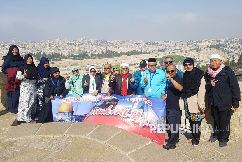 Rombongan jamaah umrah plus Aqsha PT Fayyash Abdi Ummat (FAU Tour).  