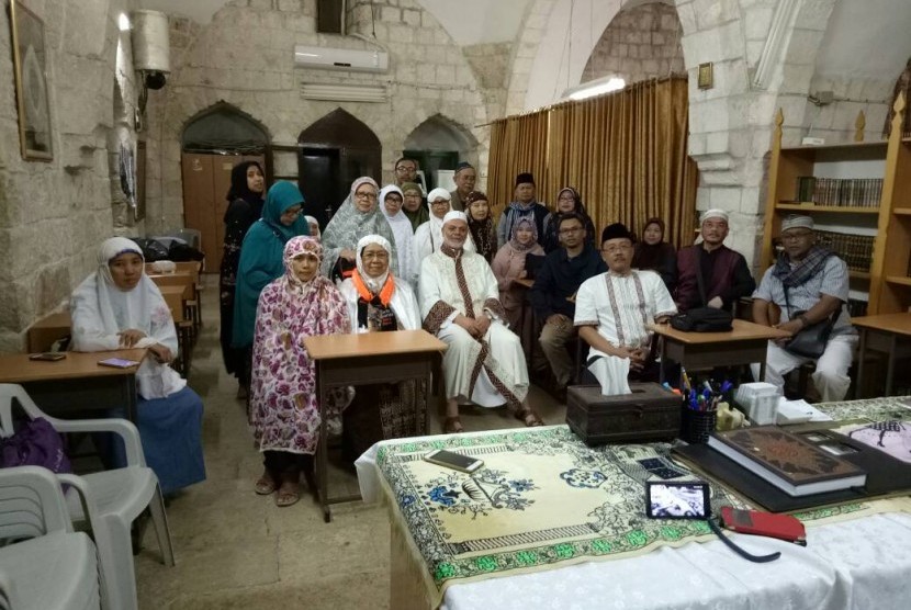 Rombongan Jelajah Jejak Rosul beraudiensi dengan imam Masjid Al-Aqsha (foto atas) dan diwawancarai Chanel )ne Mesir (foto bawah).