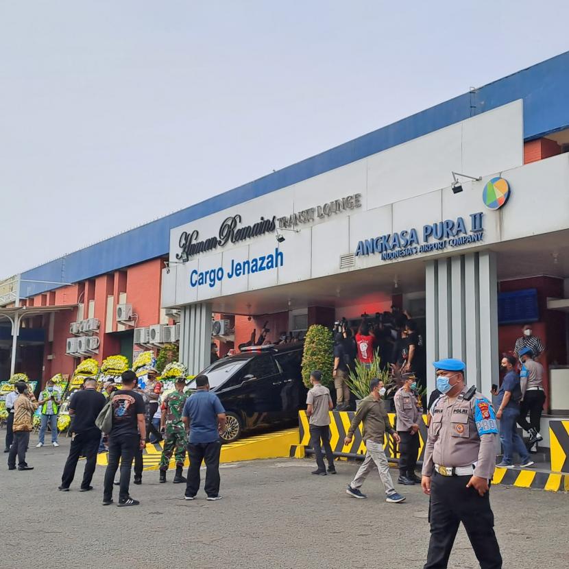 Rombongan keluarga Gubernur Jawa Barat Ridwan Kamil dan jenazah Emmeril Kahn Mumtadz tiba di Terminal Cargo Bandara Soekarno-Hatta, Tangerang, Banten, Ahad (12/6/2022) sekira pukul 15.58 WIB.