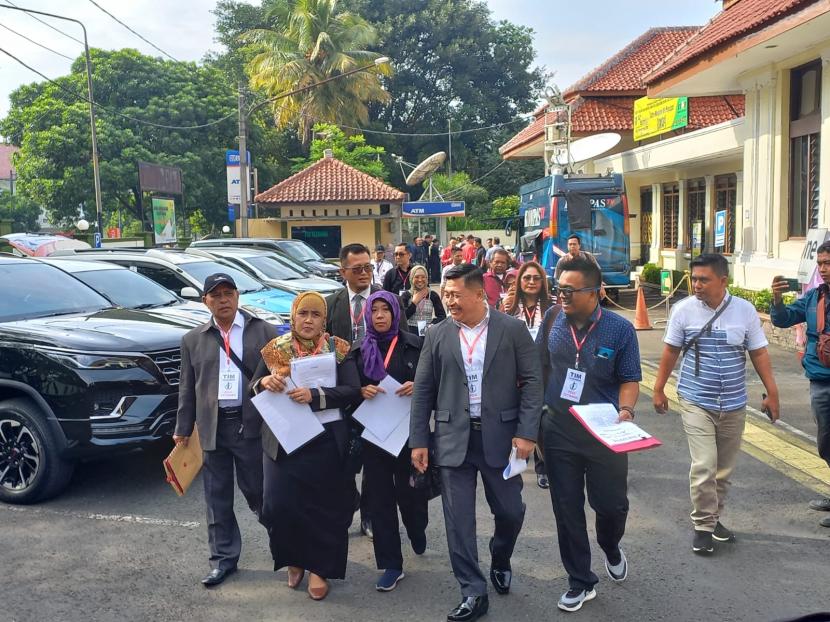 Rombongan kuasa hukum Pegi Setiawan tersangka kasus pembunuhan Vina dan Eky di Cirebon tahun 2016 silam mendatangi Pengadilan Negeri Bandung untuk menghadiri sidang praperadilan, Senin (24/6/2024). 