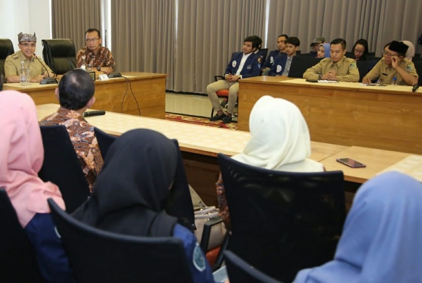 Rombongan mahasiswa dari Fakultas Arsitektur Lanskap dan Tekonologi Lingkungan Jurusan Teknik Perencanaan Wilayah dan Kota (Planologi) saat melakukan audiensi dengan Bupati Banyuwangi, Abdullah Azwar Anas, di Banyuwangi, Senin (9/9).