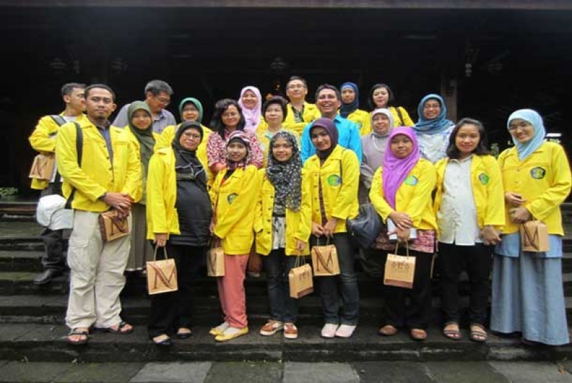  Rombongan mahasiswa medik dan esterik angkatan 5-6 S2 Herbal Farmasi Universitas Indonesia di Agrowisata PT Sidomuncul.