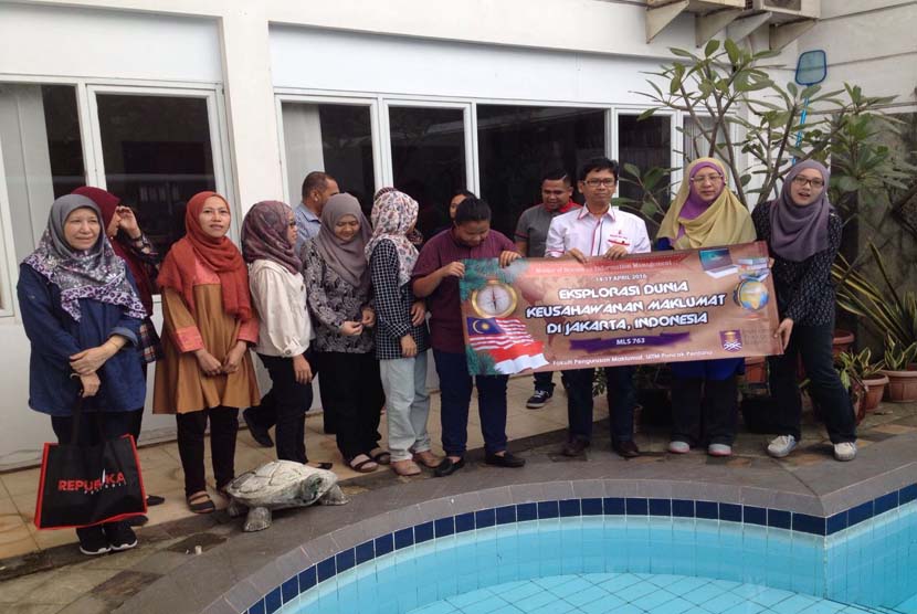 Rombongan mahasiswa UiTM Malaysia berfoto bersama CEO Republika Penerbit Arys Hilman Nugraha (ketiga dari kanan) di Kantor Republika Penerbit Jakarta, Kamis (14/4).