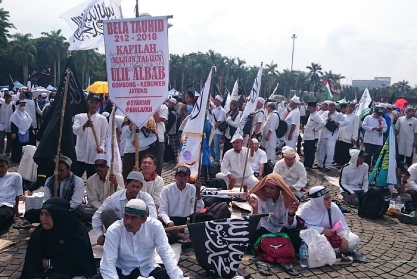 Rombongan Majelis Talqin Ulil Albab, Gombong, Kebumen, Jawa Tengah, ikut berkumpul di Lapangan Monas, Jakarta, Ahad (2/12).