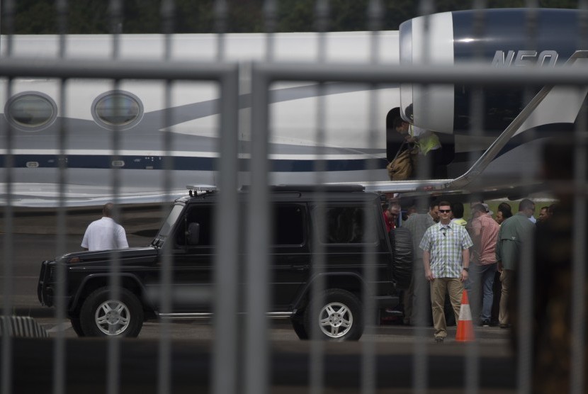 Rombongan mantan Presiden Amerika Obama tiba di Bandara Udara Internasional Halim Perdanakusuma, Jakarta, Jumat (30/6). 