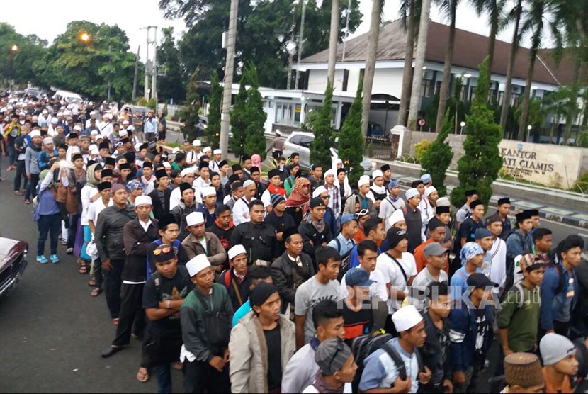 Rombongan massa peserta aksi 112 dari Kabupaten Ciamis tengah menunggu keberangkatan, Jumat (10/2). Keberangkatan rombongan sempat dipersulit dengan pembatalan sepihak pengelola Bus.