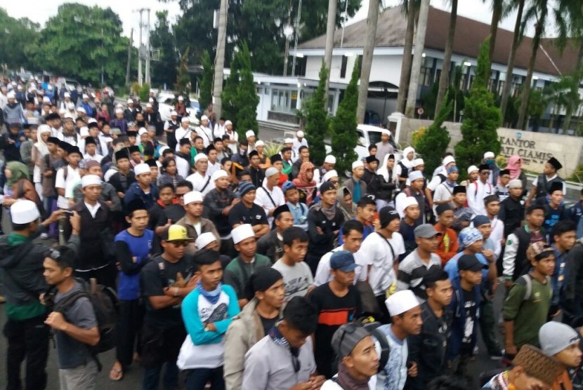 Rombongan massa peserta aksi 112 dari Kabupaten Ciamis tengah menunggu keberangkatan, Jumat (10/2). Keberangkatan rombongan sempat dipersulit dengan pembatalan sepihak pengelola bus.