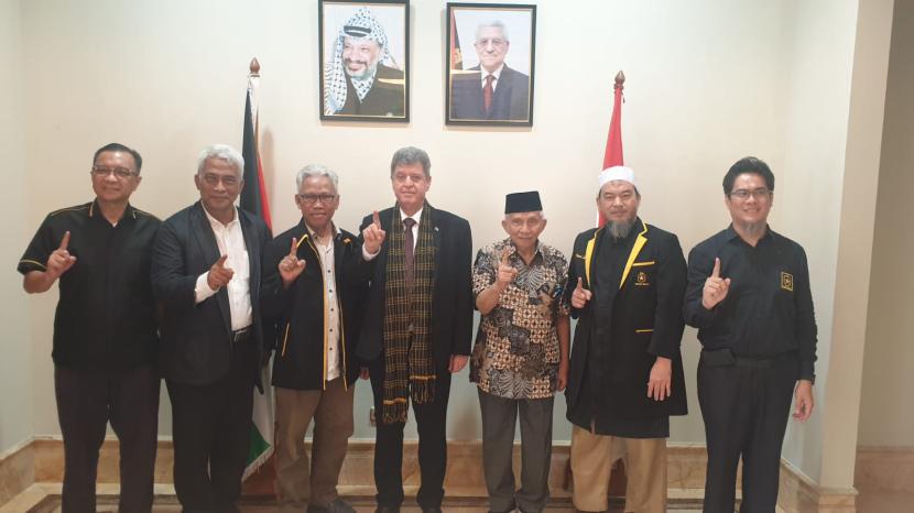 Rombongan Partai Ummat yang dipimpin Ketua Majelis Amien Rais bertemu Dubes Palestina Zuhair al-Shun di Jakarta, Jumat (27/10/2023).