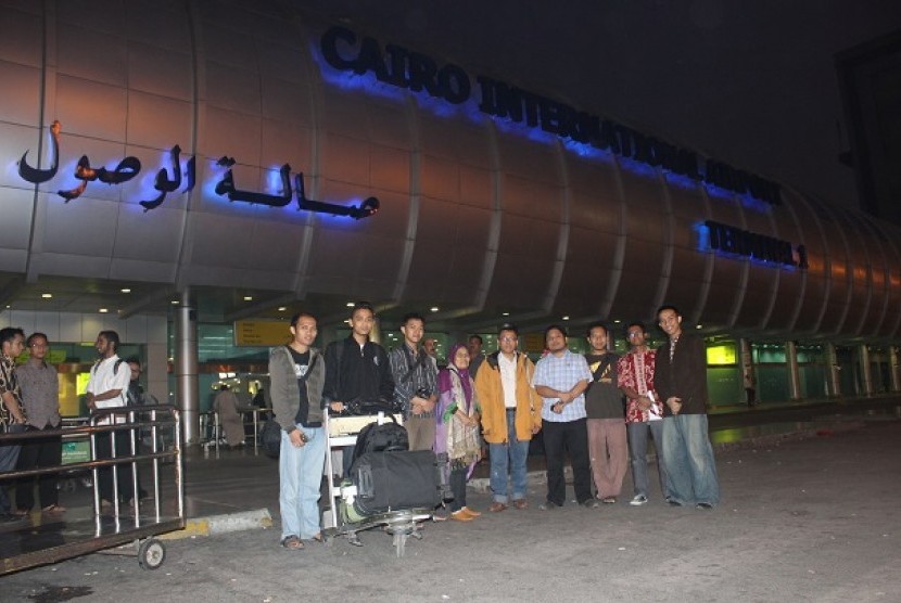 Rombongan Pelatihan Semesta Menulis di Kairo bersama staf KBRI 