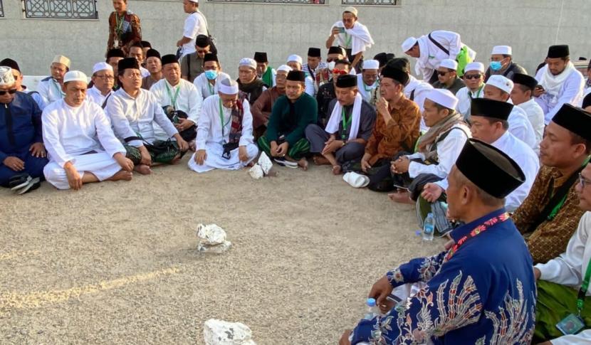 Rombongan Pengurus PKB dan Fraksi PKB DPRD kabupaten/ kota dan Provinsi Jawa Tengah ini juga menggelar doa bersama di makam Ulama Besar KH Maimoen Zubair, di Pemakaman Ma’la, Makkah, Arab Saudi, Sabtu (27/8) waktu setempat.