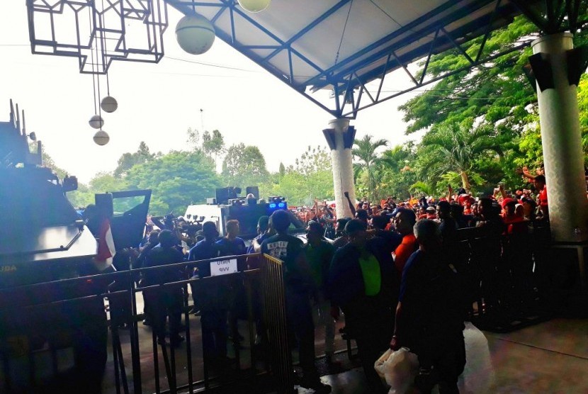 Rombongan Persib Bandung ketika tiba di Stadion Manahan, Solo, Jawa Tengah, Jumat (3/11). Para pemain dan ofisial Persib diteriaki dengan kata-kata kotor oleh The Jakmania.