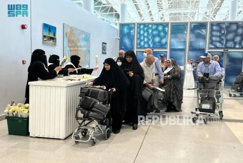 Rombongan pertama jamaah haji Iran yang dipulangkan.