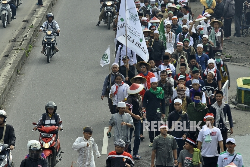 Rombongan peserta longmarch dalam aksi Bela Islam 212 Jilid III dari Ciamis bejalan kaki di Jalan Raya Soekarno Hatta, Kota Bandung, Kamis (1/12)