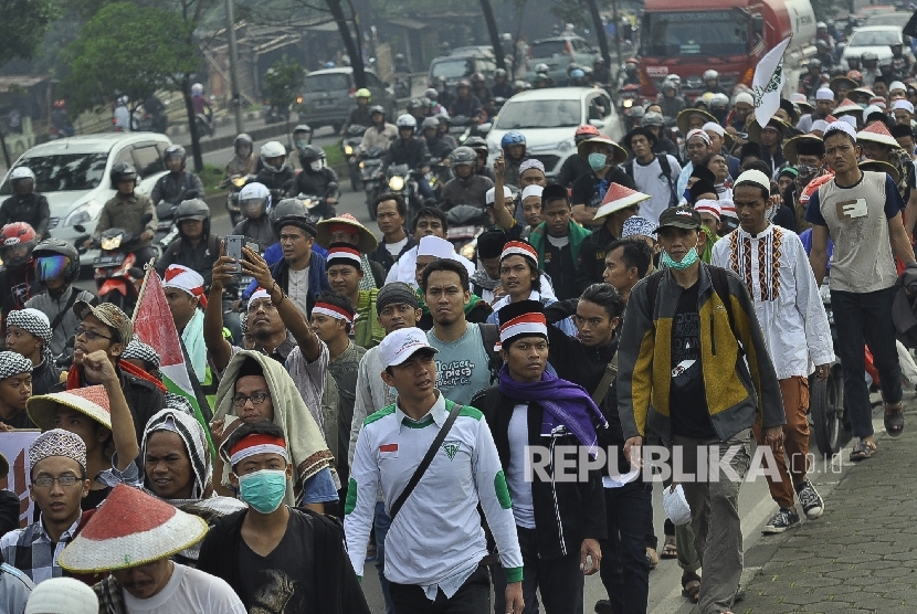   Rombongan peserta longmarch dalam aksi Bela Islam 212 Jilid III dari Ciamis bejalan kaki di Jalan Raya Soekarno Hatta, Kota Bandung, Kamis (1/12). 