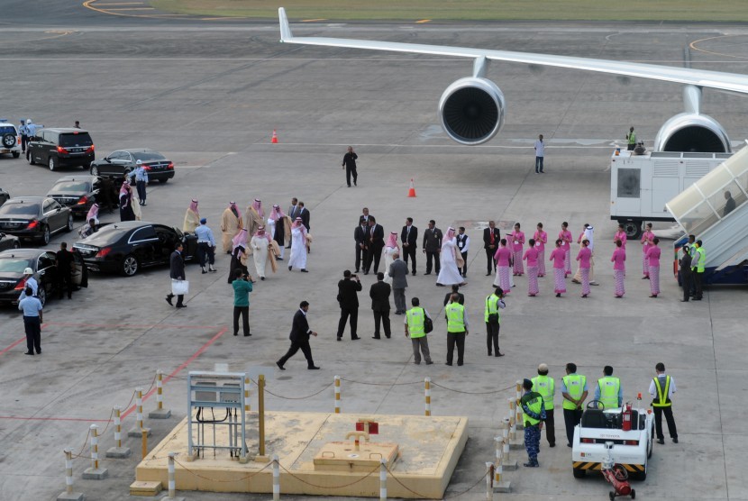 Rombongan Raja Arab Saudi, Salman bin Abdulaziz al Saud menaiki pesawat di Bandar Udara I Gusti Ngurah Rai, Bali, Minggu (12/3).