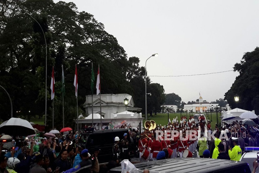 Rombongan Raja Salman meninggalkan Istagor diiringi pasukan gordon dan pasukan berkuda, Rabu (1/3).