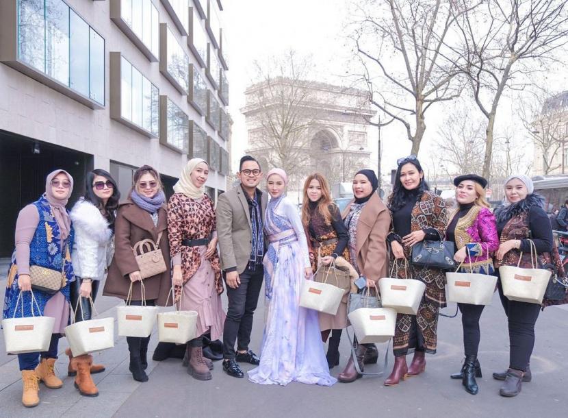 Rombongan selebritis Indonesia menggunakan batik saat menghadiri Paris Fashion Week 2022.