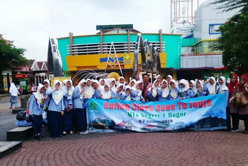 Rombongan siswa MTsN 1 Bogor bersama sejumlah guru pendamping berfoto bersama di depan Taman Pintar, Yogyakarta, Sabtu (5/1).