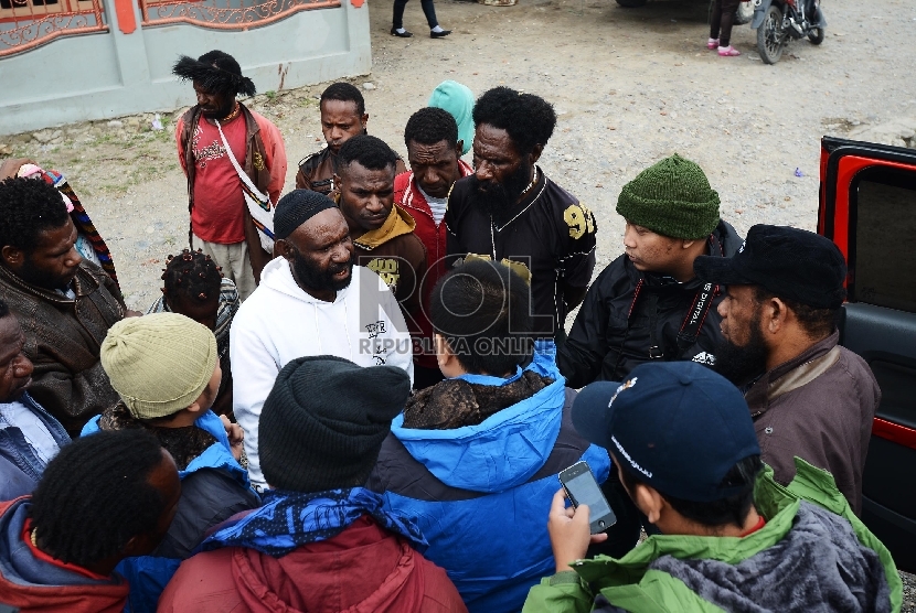  Rombongan Tim Pencari Fakta (TPF) Komat Tolikara yang diketuai oleh Ustadz Fadzlan Garamatan mewawancarai korban pembakaran masjid di tengah perjalanan menuju Tolikara, Papua, Kamis (23/7). 