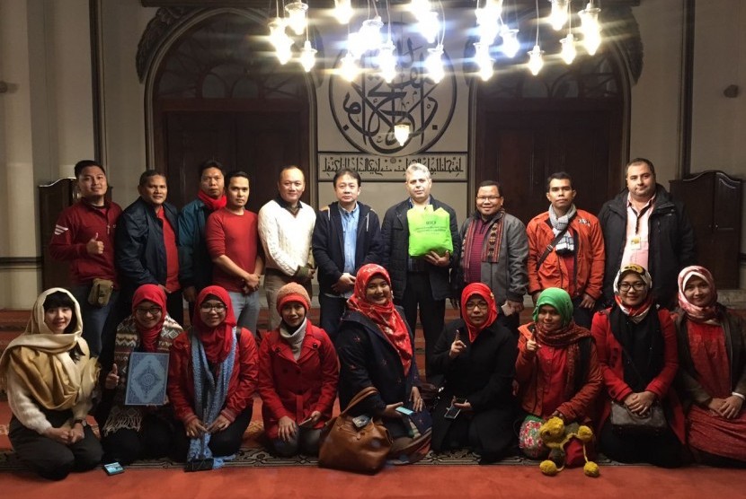 Rombongan Turkey Muslim Educational  Trip berfoto bersama dengan pengurus Masjid Ulu Cami di kota Bursa, Turki, usai menyerahkan sumbangan perangkat shalat ke masjid tersebut, Selasa (29/11/2016).