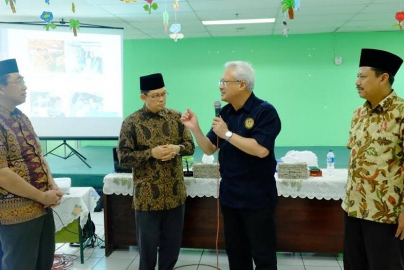 Rombongan Universiti Teknologi MARA (UiTM) Sarawak dan Majlis Islam Sarawak mengunjungi YPI Al Azhar.