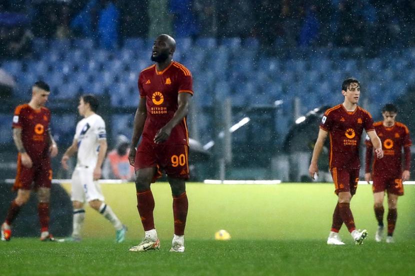 Romelu Lukaku dan para pemain AS Roma terlihat kecewa setelah dikalahkan Inter Milan 2-4 di Serie A Liga Italia.