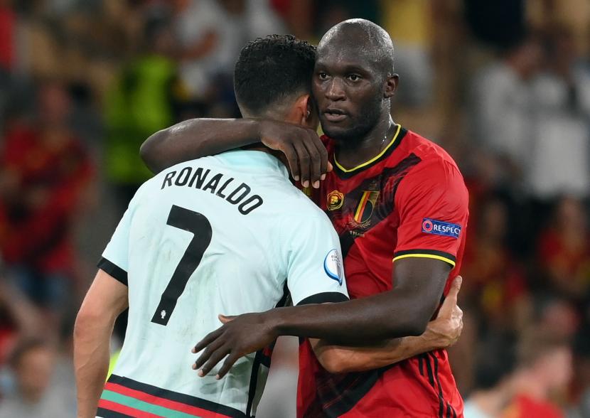 Romelu Lukaku dari Belgia (kanan) berpelukan dengan Cristiano Ronaldo dari Portugal.