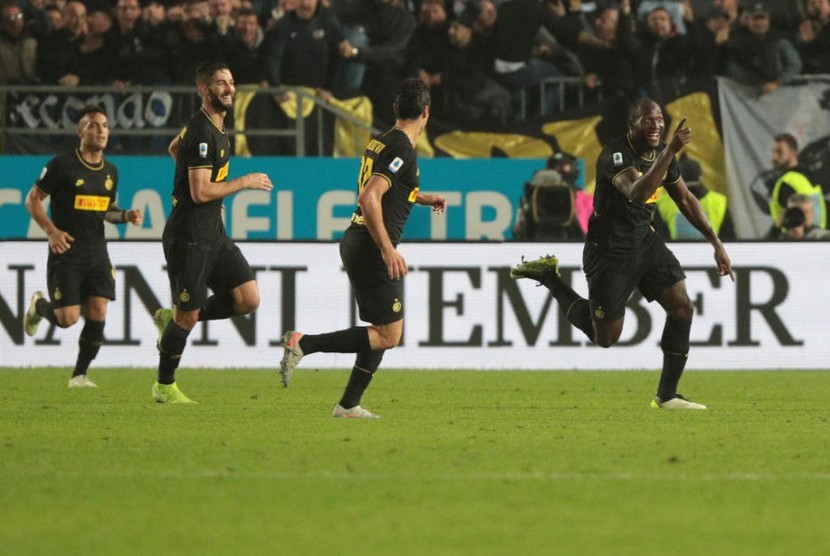 Romelu Lukaku (kanan) merayakan golnya ke gawang Brescia.