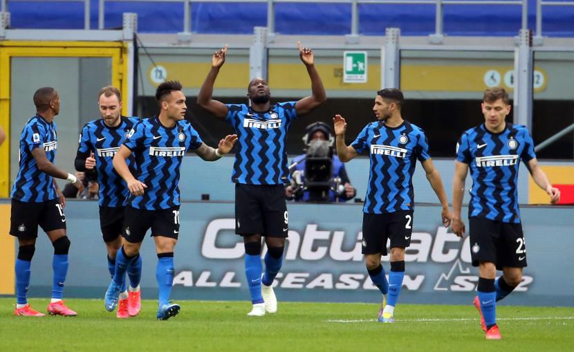Romelu Lukaku merayakan gol ke gawang Sassuolo bersama para pemain Inter Milan pada pertandingan lanjutan Serie A Liga Italia di Stadion Giuseppe Meazza, Kamis (8/4) dini hari WIB.