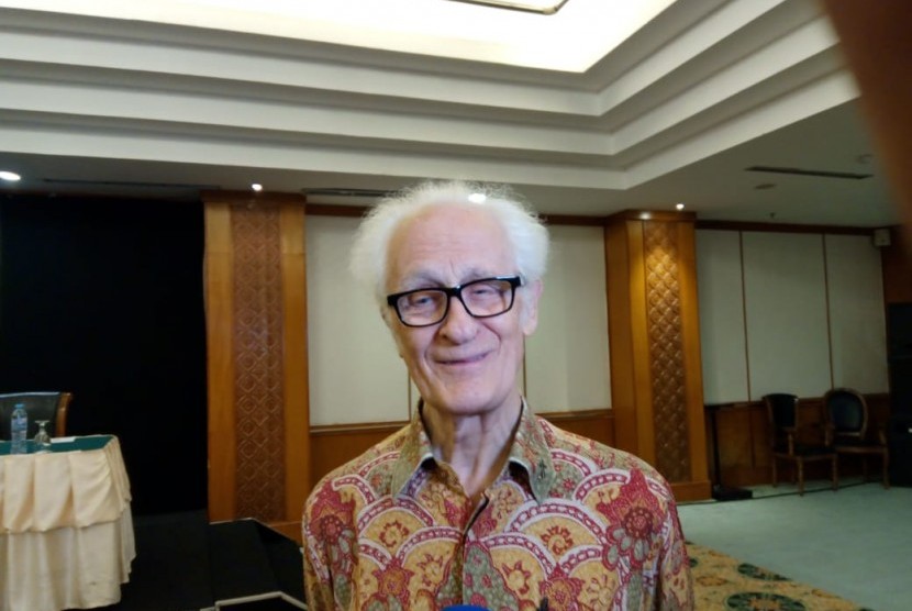 Rohaniwan Franz Magnis Suseno menilai bahwa pancasila merupakan ideologi yang mempersatukan masyarakat majemuk di Indonesia.