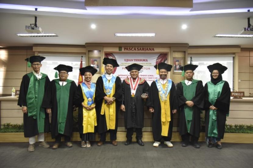 Romo Katolik, Anthonius Michael (empat dari kanan) yang lulus Ujian Terbuka Promosi Doktor Program Studi Islam di UIN Sunan Kalijaga Yogyakarta.
